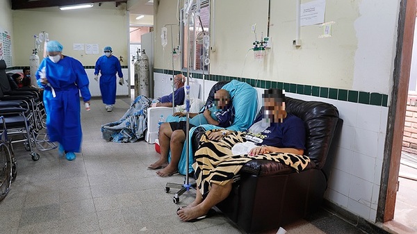 'En los hospitales la gente se pelea por un sillón o por un sofá, ya no por una cama'