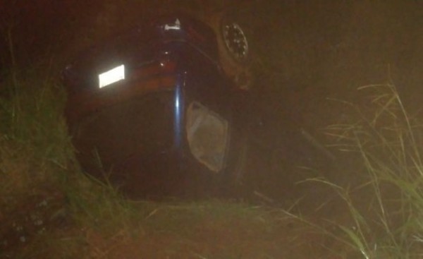 Volcó tras perder el control de su vehículo, cayó a un arroyo y murió