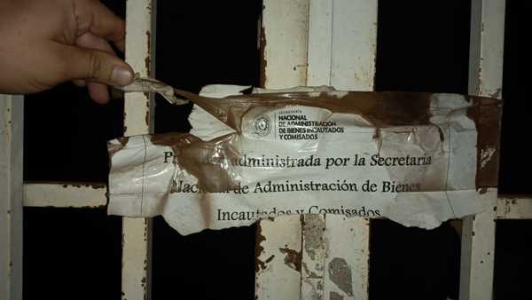 Hurtan objetos de excancha sintética de “Cucho” - La Clave