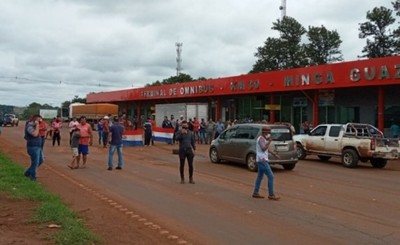 Camioneros cierran la Ruta PY 02 en el Km 10 y el Km 30