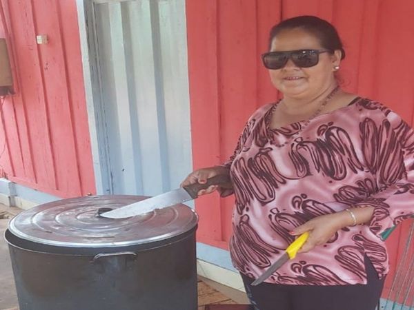 Ña Keka, la maestra en carnear chanchos es la más solicitada en Semana Santa