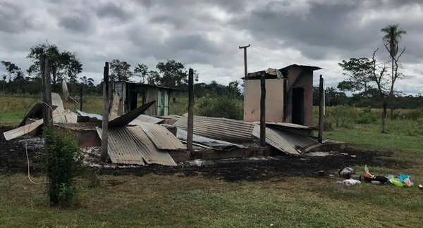 Hombres armados queman retiro en Arroyito - Noticiero Paraguay