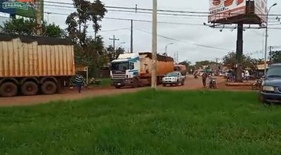 Camioneros realizan cortes intermitentes en Alto Paraná | OnLivePy