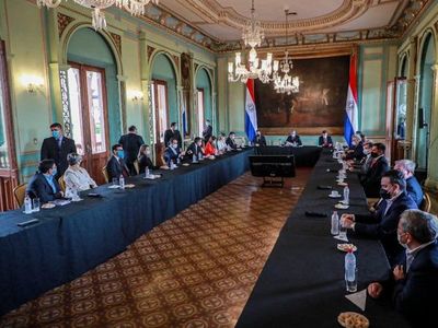 Abdo prometió a gremios reactivar la economía desde el 5 de abril