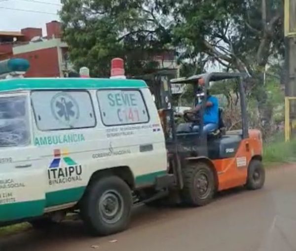 Vergüenza: Ambulancia del Hospital Regional siendo empujado por un montacargas en PJC