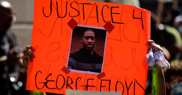 Comienza el juicio contra el policía acusado de matar a George Floyd - SNT