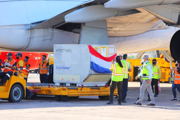 100.000 vacunas más llegan esta tarde a Paraguay