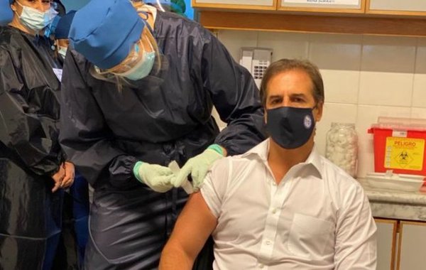 Presidente de Uruguay recibe primera dosis de vacuna contra covid-19