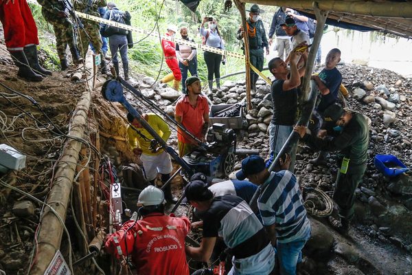 Autoridades colombianas no han podido contactar aún a 11 mineros atrapados - MarketData