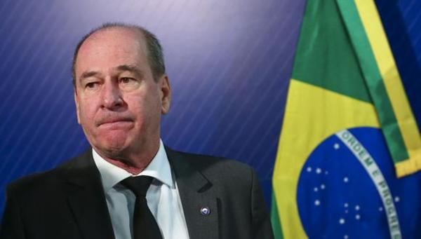 Renunció ministro de Defensa de Brasil tras dimisión del canciller