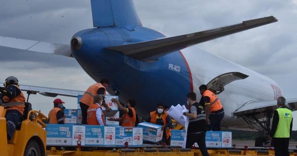 Arribaron las vacunas donadas por la India y se aguarda aprobación para su uso