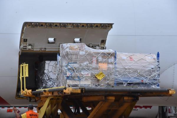 Llegó al país el primer lote de 100.000 vacunas de la India - El Trueno