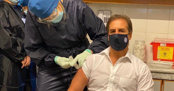 La Nación / El presidente uruguayo se vacuna contra el COVID-19