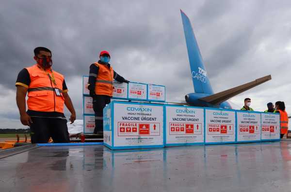Paraguay recibe primer lote de 100.000 vacunas de India