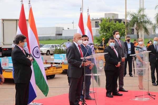 Llegaron las primeras 100.000 vacunas anti COVID-19 donadas por India - MarketData