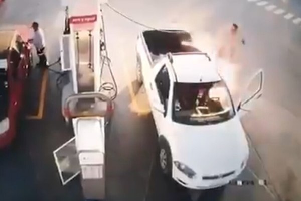 Usó su teléfono en la estación de servicio y provocó que se incendiara el auto (Video)
