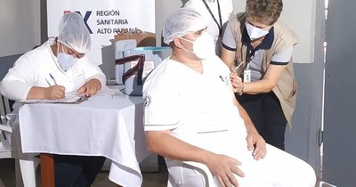 La Nación / Jefa de PAI dice que hay personal al que debe adular para que se vacune contra el COVID