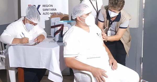 La Nación / Jefa de PAI dice que hay personal al que debe adular para que se vacune contra el COVID