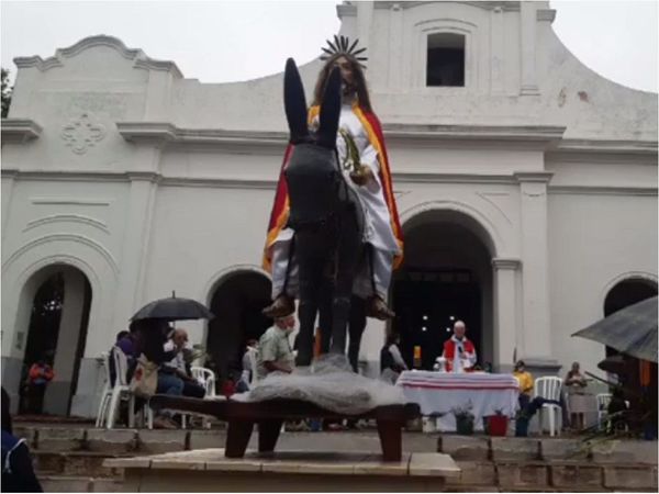 Sacerdote dice que no puede limitar a quienes buscan fortalecer su fe