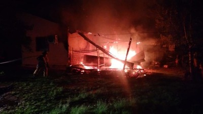 INCENDIO PARCIAL DE UN DEPÓSITO EN B° MANANTIALES ENCARNACIÓN.