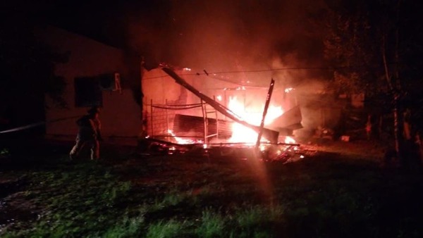 INCENDIO PARCIAL DE UN DEPÓSITO EN B° MANANTIALES ENCARNACIÓN.