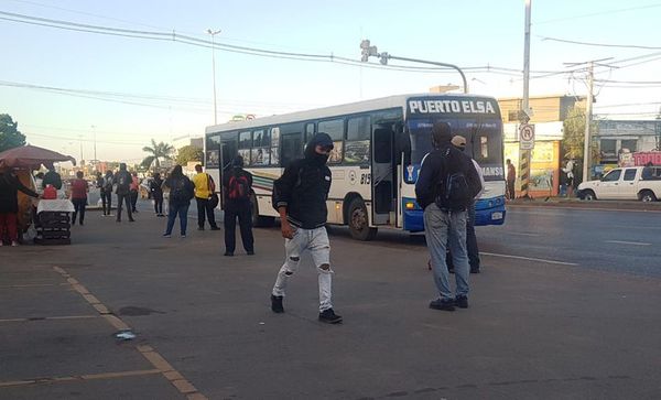 Pasajeros siguen sufriendo las reguladas - Nacionales - ABC Color