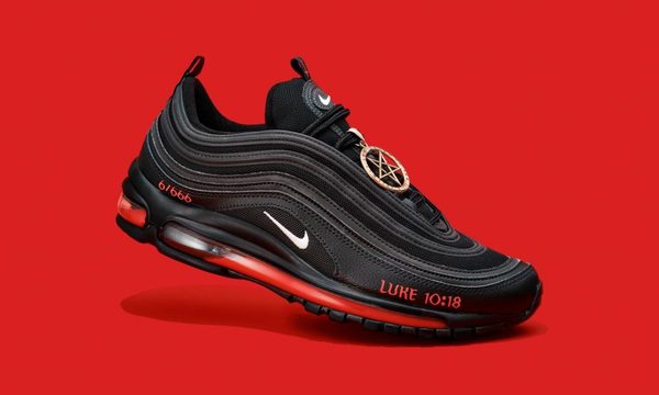 Nike demanda a colectivo de arte por un polémico par de calzados