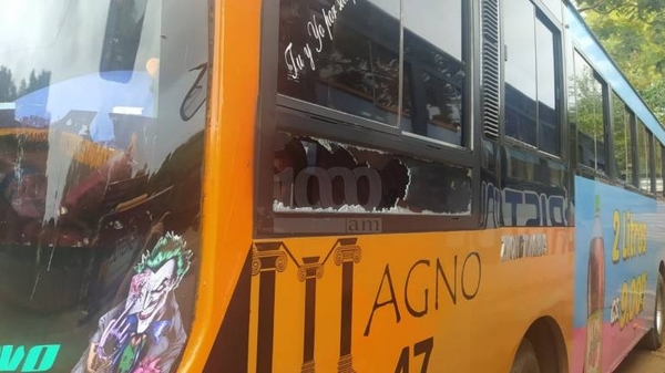 Diario HOY | Pasajeros enojados atacaron la Línea 12: “Vamos a quemar todos los colectivos”