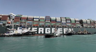Se reanuda el tránsito de barcos en el Canal de Suez