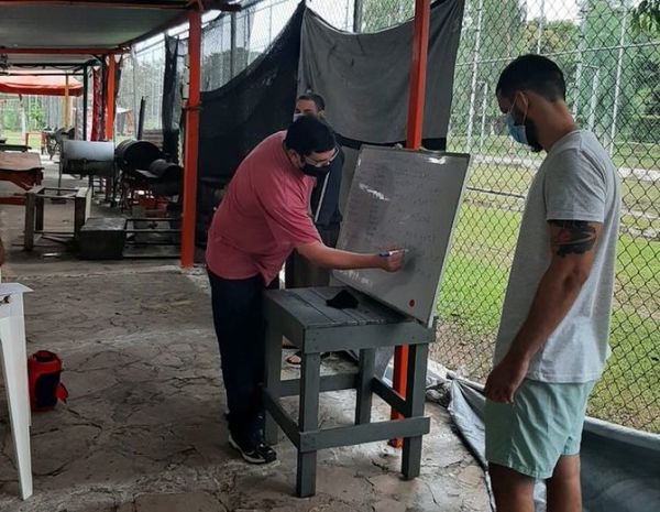 Dos personas privadas de libertad enseñan inglés en el Penal de Emboscada