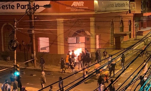 Resuelven prisión para tres imputados por la quema de Colorado Róga - Noticiero Paraguay