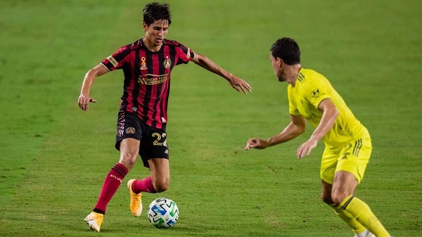 Futbolista mexicano se vacuna contra el Covid-19 en EE.UU.