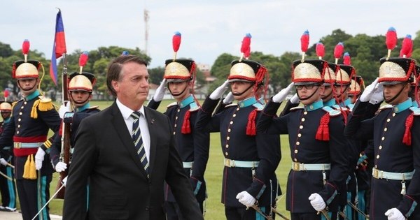 La Nación / Bolsonaro releva a la cúpula de las Fuerzas Armadas