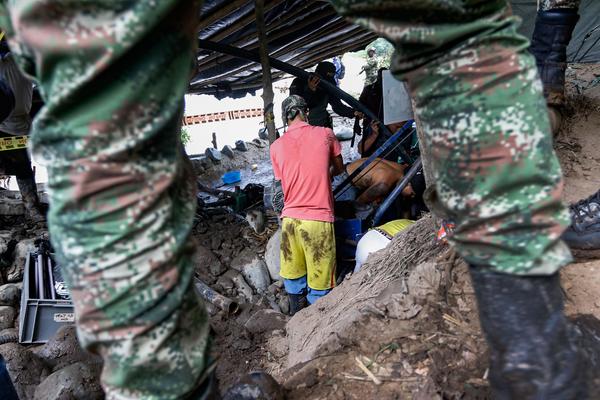 Refuerzan equipos para hallar a 11 mineros atrapados en una mina de Colombia - MarketData