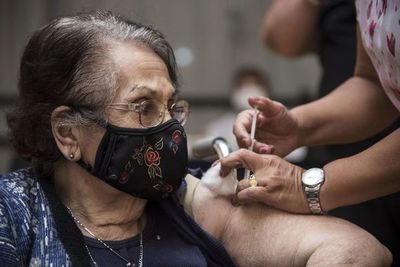 Vacunación avanza con dificultad en Argentina, frente a otra ola de covid-19 - Mundo - ABC Color