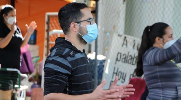 Celebran misa con familiares de pacientes y personal de blanco en el INERAM