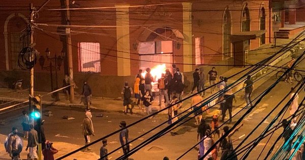 La Nación / Quema de la ANR: “Están presos por hechos vandálicos y atropello a la casa partidaria”, dice diputado