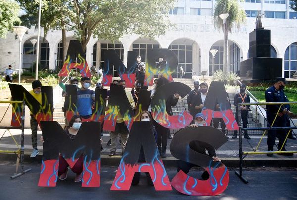 “Los narcos tienen libertad y los jóvenes manifestantes están presos”, reclama abogada - Nacionales - ABC Color