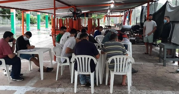 La Nación / Profesores privados de libertad dictan clases de inglés a otros reclusos