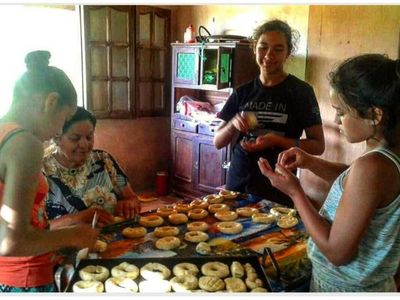 La elaboración de  la chipa,   costumbre que no desaparece por pandemia