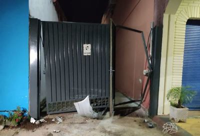 Vehículo impacta contra el portón de una casa y causa susto en Luque - Nacionales - ABC Color