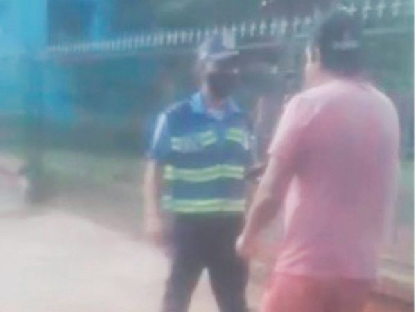 Ka'u argel amenazó y moqueteó a zorros