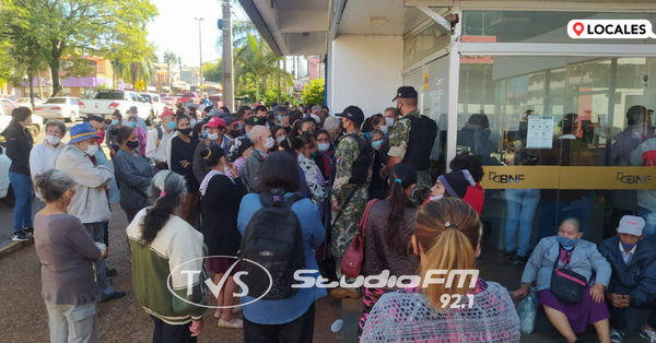 LARGAS FILAS PARA COBRAR FRENTE AL BNF DE ENCARNACIÓN