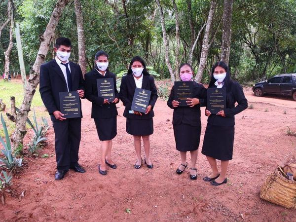 Nativos culminaron sus estudios y defendieron sus tesis - Noticiero Paraguay