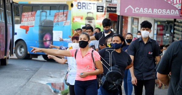 La Nación / Fila de personas se extiende hasta por una cuadra ante regulada de buses
