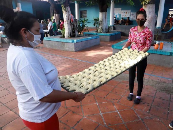 Mujeres del Buen Pastor donaron chipas para familiares de pacientes - Judiciales.net