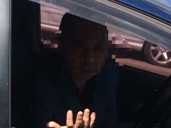 Acoso callejero: conductor escrachado por querer subir a jovencita a su auto