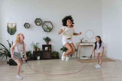 Saltar a la cuerda: la actividad física que te recordará a tu niñez