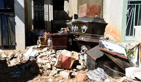 Denuncian que encontraron ataúdes ajenos en el panteón familiar - Nacionales - ABC Color