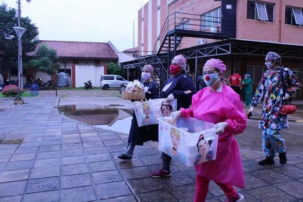 Payasonrisas brindan contención a familiares de internados - El Trueno